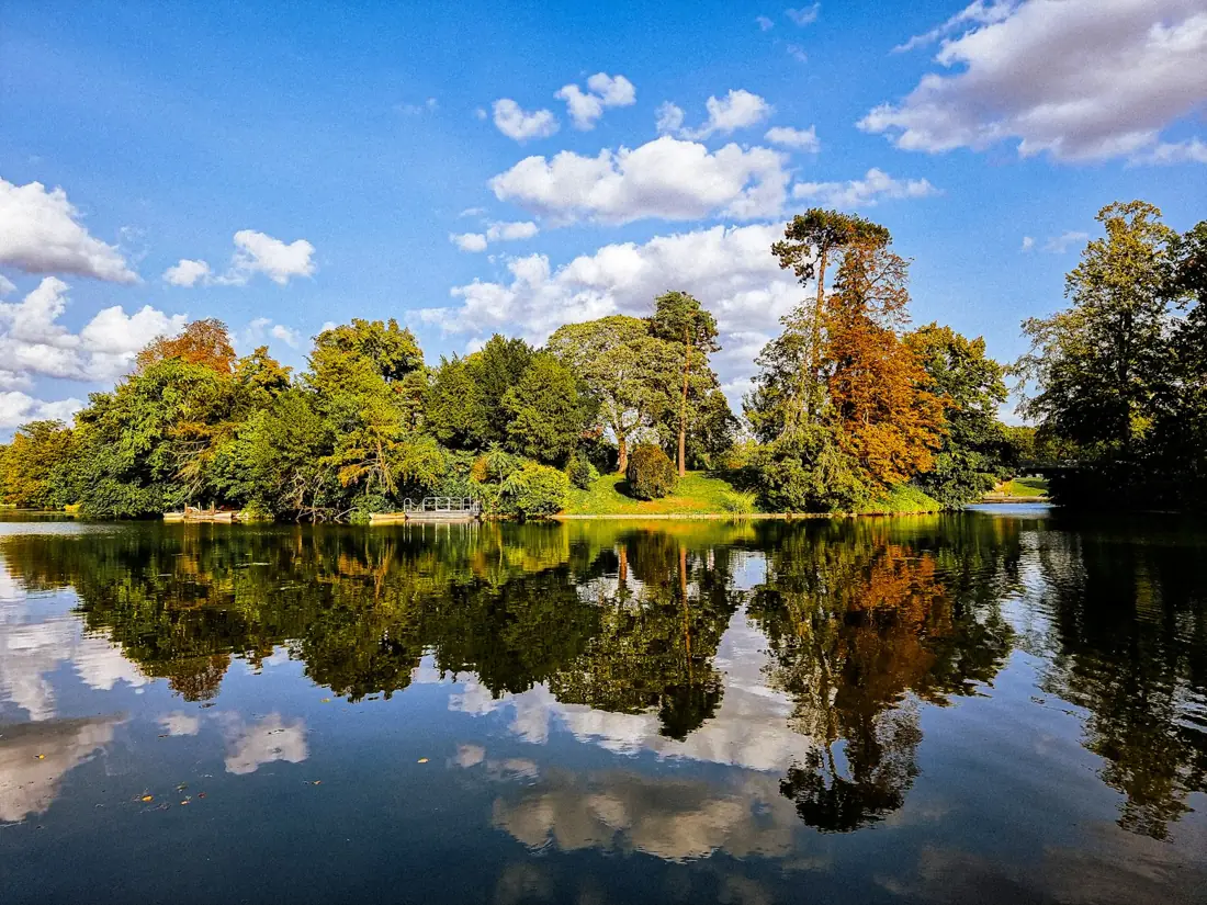 Plan d’eau bordé d’arbres