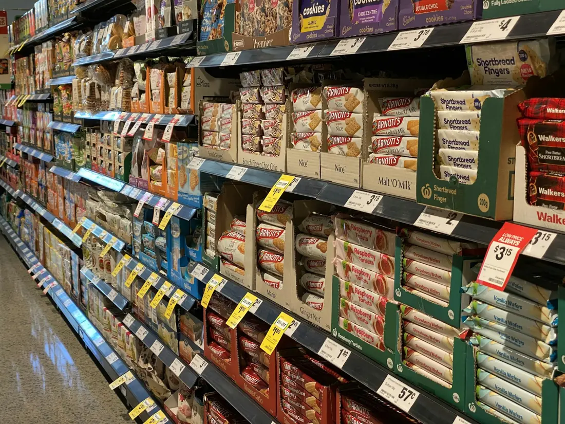 Rayons de supermarché remplis de produits
