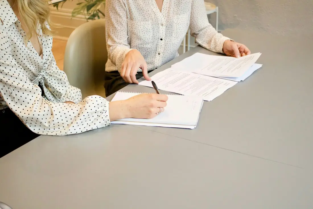 Signature d’un contrat de location sur une table