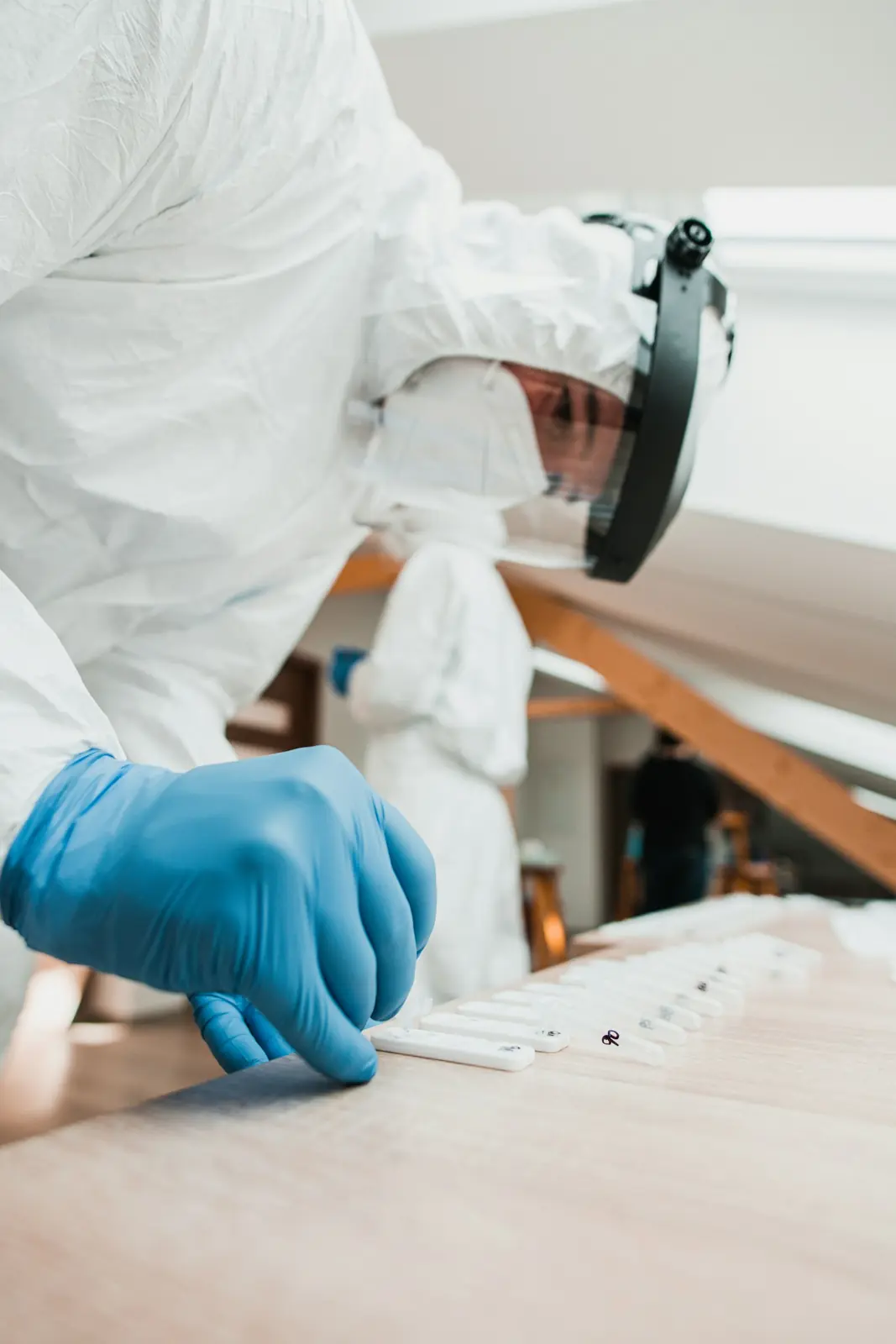 Technicien ganté appliquant un traitement anti-cafards