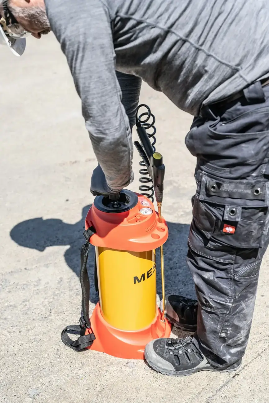 Technicien utilisant un pulvérisateur à pression