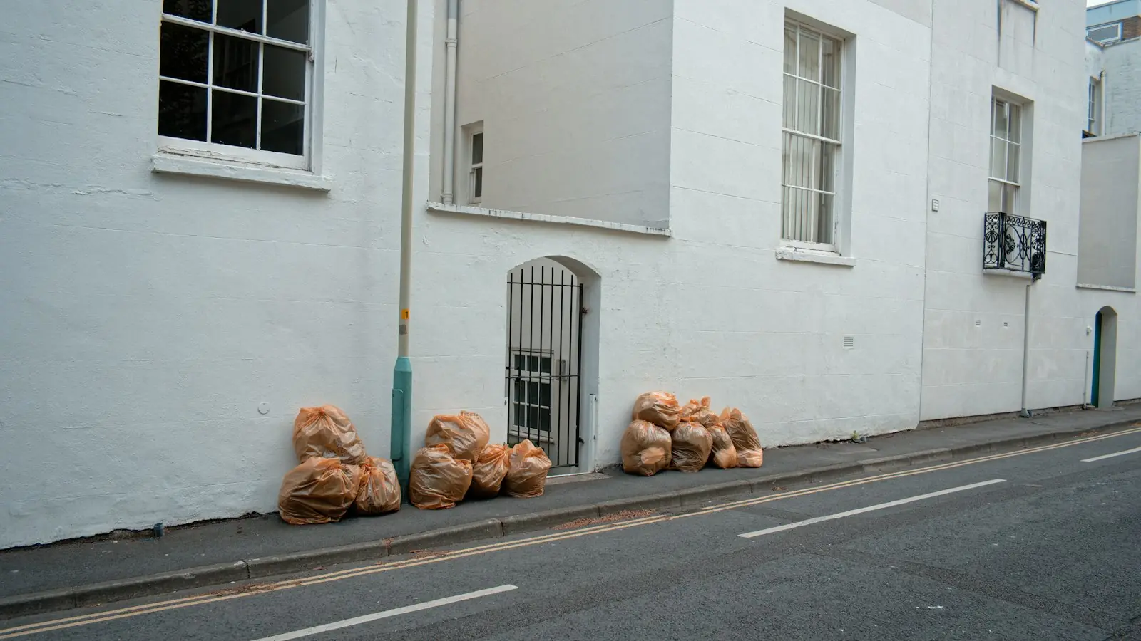 Sacs poubelles déposés dans la rue – source de nourriture pour les rats